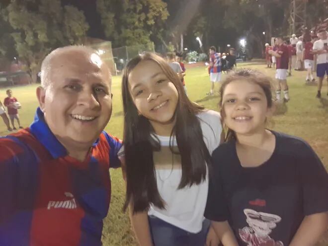 ¡Felices! El periodista Pablo Guerrero y sus hijas Ariana y Paula.