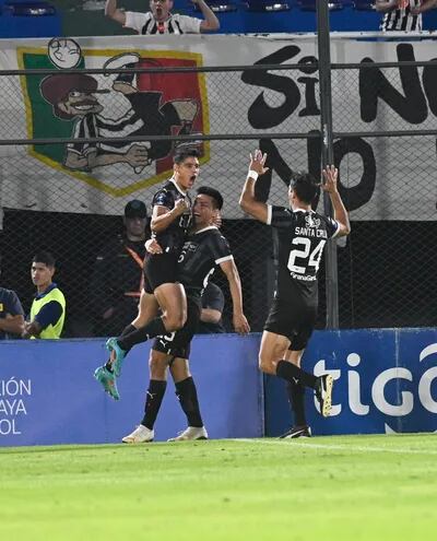Lorenzo Melgarejo, Diego Gómez y Roque Santa Cruz festejan uno de los tres goles del cordillerano.