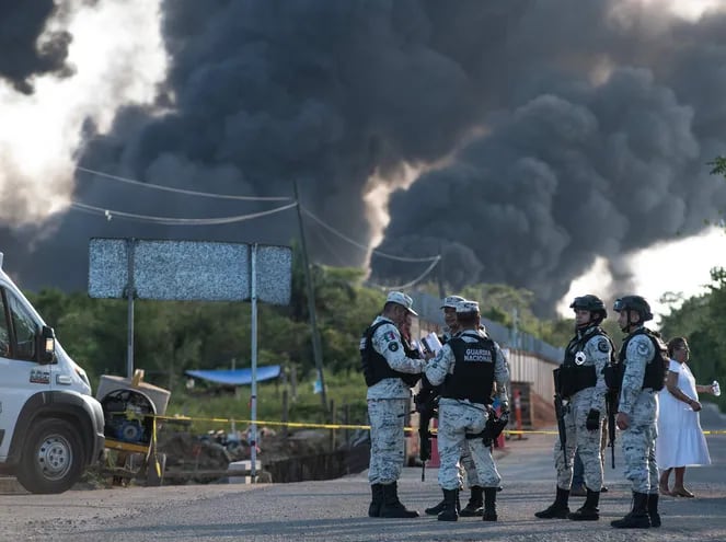 Personal de la Guardia Nacional, resguarda la zona donde se registro una explosión, el 23 de febrero de 2023, en el Centro de Almacenamiento de crudo de Petróleos Mexicanos (PEMEX), en Ixhuatlán del Sureste, estado de Veracruz (México).