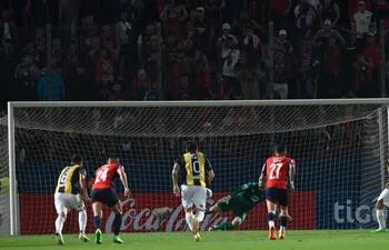 El gol de penal de Néstor Camacho fue una “puñalada” para los azulgranas.