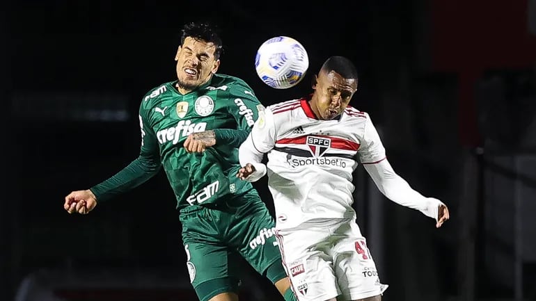 Duelo aéreo por el balón entre Gustavo Gómez (i)  y Marquinhos en el partido que empataron sin goles Palmeiras y Sao Paulo.