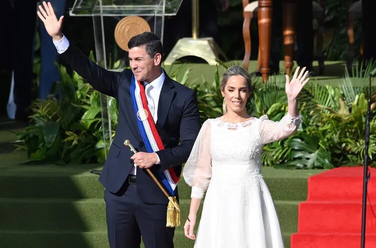 Santiago Peña saluda como presidente de la República, el 10° de la era posStroessner. A su lado, la primera dama Leticia Ocampos.
