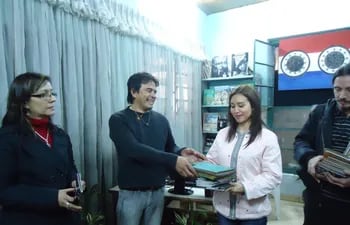 Edgar Pou donando libros cartoneros a la biblioteca de la cárcel de mujeres El Buen Pastor, Asunción, 2016.