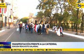 Trabajadores de la salud marchan en Asunción