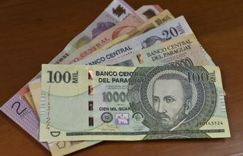 billetes dinero en efectivo guaraníes plata cien mil aguinaldo sueldo salario