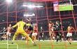 Harry Kane anota con golpe de cabeza el primer gol para el Bayern Munich ante Galatasaray.