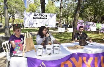 Charlas, exposición de fotos y una olla popular se realizaron ayer en la plaza Juan E. Oleary en el microcentro de Asunción.