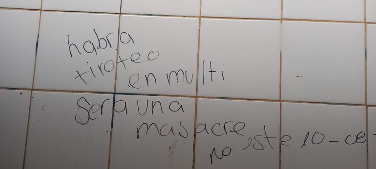 El escrito hallado en la pared del sanitario femenino del colegio nacional "Dr. Raúl Peña" de Caacupé señala el 10 de agosto como fecha de la supuesta masacre.