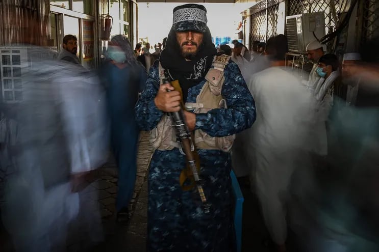 Un combatiente taliban en un mercado de cambio de divisas en Kabul, este domingo.