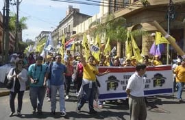 ayer-marcharon-docentes-agremiados-a-la-federacion-de-educadores-del-paraguay-fep-la-union-nacional-de-educadores-une-la-otep-autentica-y-de-a-204106000000-1384620.jpg