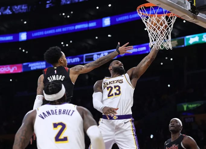 LeBron James de los Lakers, sobresaliente contra Portland.