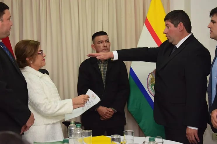 Momento del Juramento del Concejal Departamental Cever Narciso De Jesús ante la presidenta Gloria Moreno.