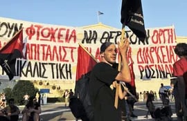 protesta-en-grecia-por-las-medidas-de-austeridad-que-debe-aplicar-el-pais-para-pagar-su-gigantesca-deuda-publica-afp-205715000000-1353146.jpg