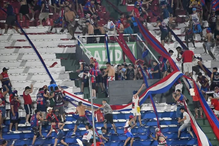Hinchas de Cerro Porteño durante los incidentes en el Estadio Defensores del Chaco, el lunes.