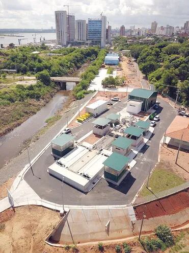 Vista de la planta de Varadero y en el fondo se pueden ver las nuevas oficinas de Gobierno que también se construyen en el Puerto. Todavía falta completar las obras de alcantarillado sanitario.