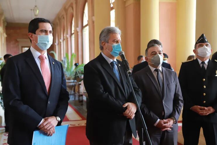 El ministro Federico González y el fiscal Emilio Fúster se reunieron con representantes del sector privado para rendir cuentas en la guerra contra el contrabando.