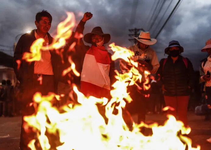 Pobladores bloquean vías en Sicuani-Canchis, provincia de Cusco (Perú).