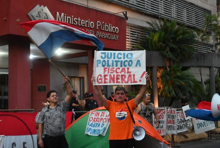 Manifestantes frente a la sede del Ministerio Público .
