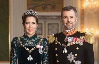 Los reyes de Dinamarca, Mary y Federico, en un retrato oficial de gala.