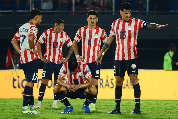 Los jugadores de la selección paraguaya reaccionan al final de partido de las Eliminatorias Sudamericanas al Mundial 2026 frente a Colombia en el estadio Defensores del Chaco, en Asunción, Paraguay.