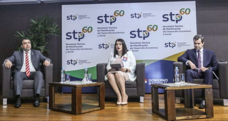 El ministro de Hacienda, Oscar Llamosas; la ministra de la STP, Viviana Casco; y el  presidente del BCP, José Cantero; en el congreso por los 60 años de la Secretaría Técnica de Planificación (STP).