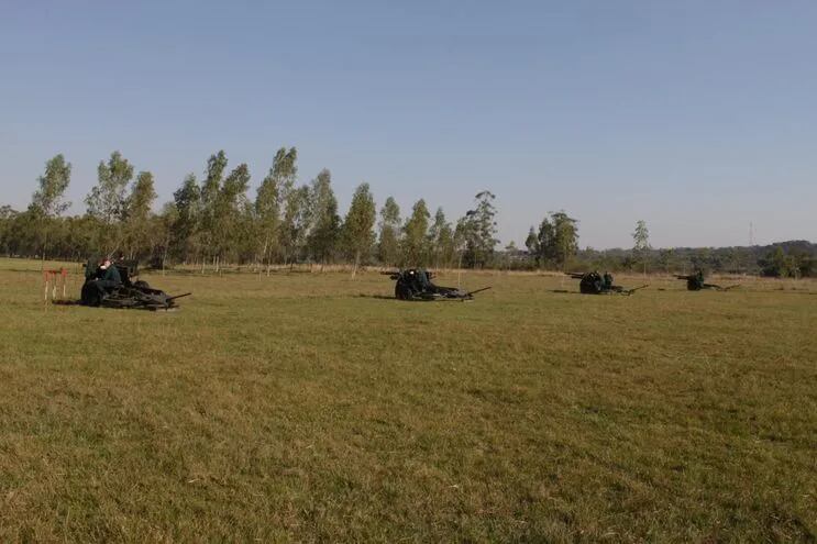 Cañones del Comando de Artillería de Paraguarí.