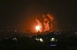 Fuego y humo causados por un bombardeo israelí en la Franja de Gaza, el pasado jueves.