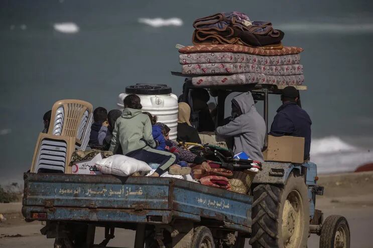 Refugiados evacúan una zona del sur de la Franja de Gaza, el lunes.