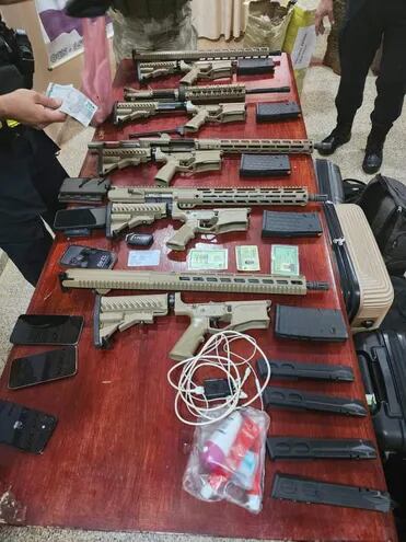 Fusiles decomisados de una banda criminal brasileña aprehendida en la localidad de Pindoty Porã en la mañana de este miércoles