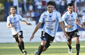 Antonio Marín sale a festejar el primer gol en la División de Honor de Guaireña, que se impuso por 2-0 sobre River en Itauguá, donde ofició de local.