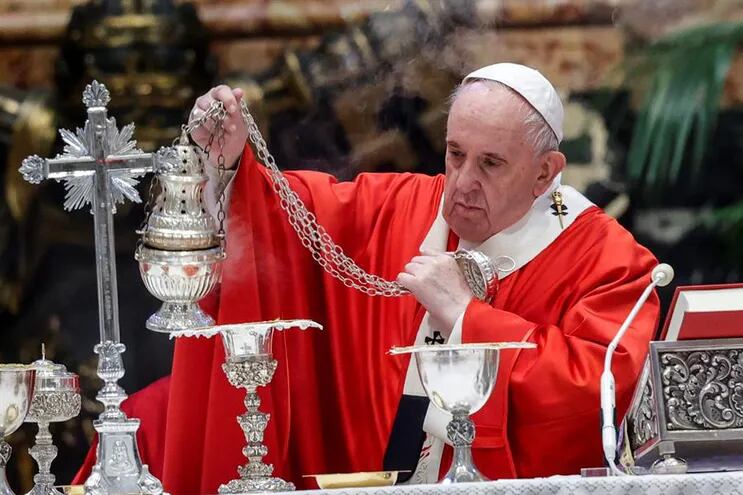 El Papa Francisco celebra la misa del Domingo de Ramos en la Basílica de San Pedro en la Ciudad del Vaticano.