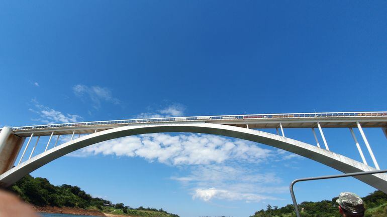Bajo nivel del río Paraná en zona del puente de la Amistad.