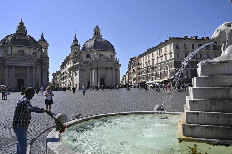 Piazza del Popolo en Roma central, Italia.