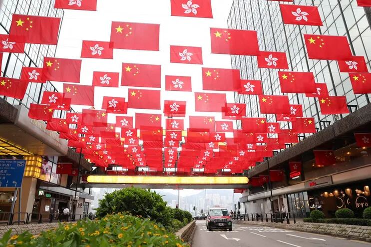 Las banderas nacionales de China y las banderas de la Región Administrativa Especial de Hong Kong (RAEHK) en una calle de Hong Kong, China.