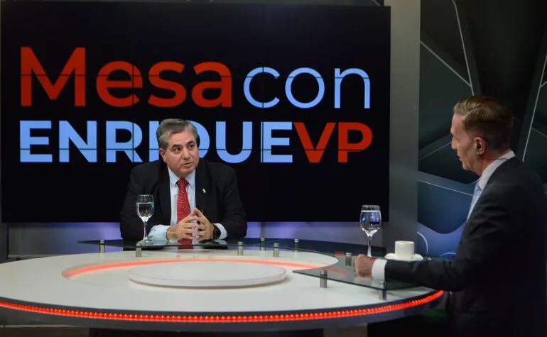 Roberto Mernes viceministro de economía en el programa Mesa con Enrique Vargas Peña hablando sobre la deuda.