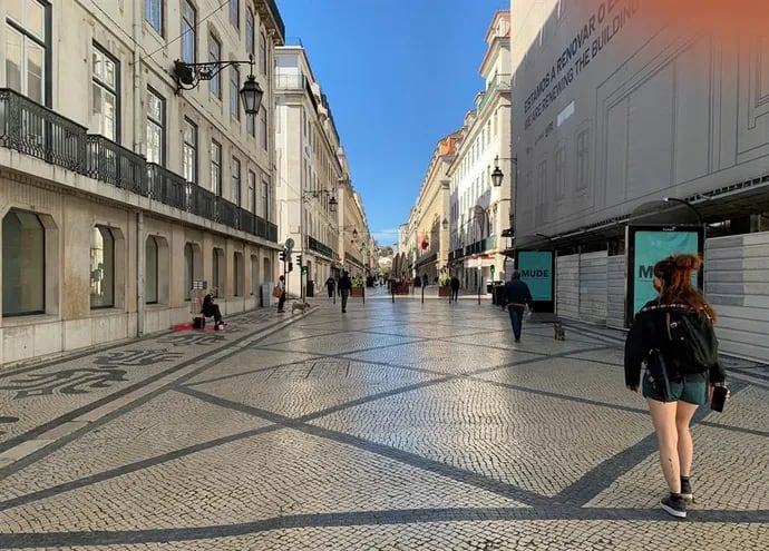 En la imagen, actividad en una calle del centro de Lisboa este domingo.