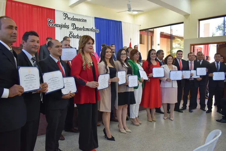 Los 18 flamantes concejales departamentales electos recibieron sus certificados de proclamación al cargo.