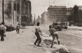 Berlín, 17 de junio de 1953. Dos jóvenes arrojan piedras contra los tanques soviéticos (Foto: Odd Andersen).