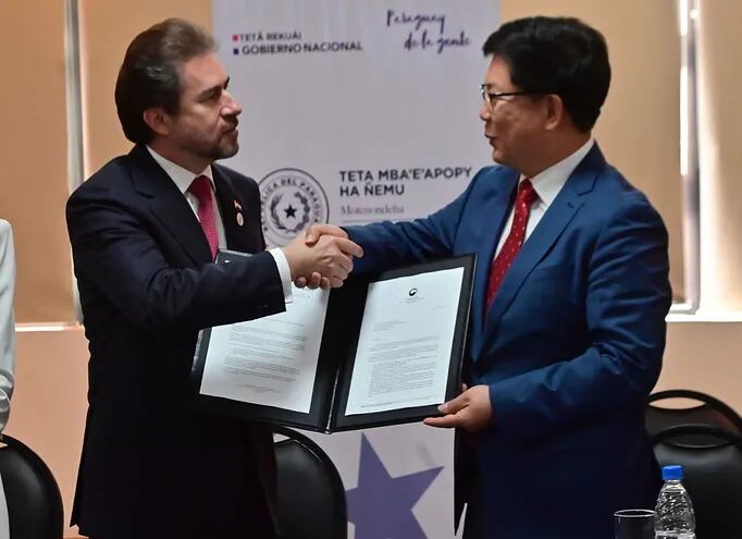 El ministro Luis Castiglioni y el director ejecutivo del Instituto Tecnológico Automotriz de Corea (KATECH), Yang Jeongjik.