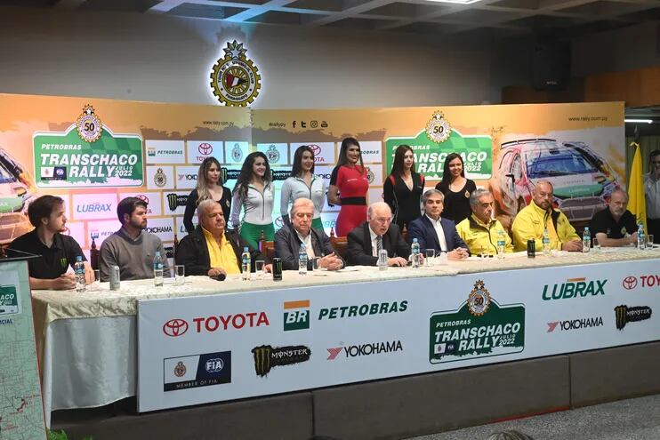 Autoridades del Touring  Club y representantes de las empresas auspiciantes fueron los protagonistas del lanzamiento oficial del Transchaco Rally 2022.