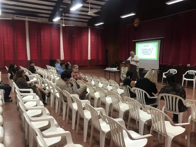 El pastor evangélico Miguel Ortigoza en la charla con los padres de alumnos en un colegio de Ciudad del Este.