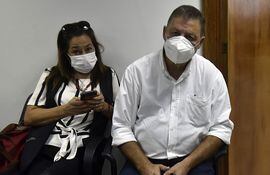 Carlos Soler, exdiputado y exgerente de Créditos del Indert, junto a su esposa en la sala de juicios orales.