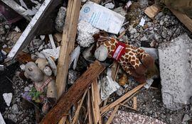 Una fotografía tomada el 8 de abril de 2022 muestra juguetes de niños entre los escombros de un edificio derrumbado en la ciudad de Borodianka, al noroeste de Kiev.