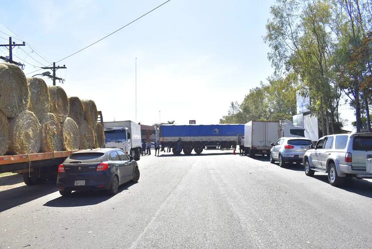 Camioneros cierran la ruta en cruce Villarrica-Paraguarí
De	Carlos Avalos <carlos.avalos@abc.com.py>
Destinatario	foto@abc.com.py, interior@abc.com.py
Fecha	05-08-2021 14:04