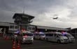 El servicio de emergencias en Thailandia para asistir a los pasajeros del vuelo de Singapur Airlines.