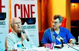 el-director-argentino-fernando-pino-solanas-junto-al-director-del-27-festival-internacional-de-cine-hugo-gamarra-durante-la-conferencia-de-pren-205340000000-1760704.jpg