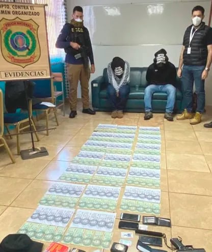 Los agentes de Senad Reinaldo Urízar y Juan Godoy, tras ser detenidos el jueves 27 de mayo.