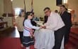 La mejor egresada Fabiana Caballero Noguera, recibe de manos del intendente Aldo Lezcano su diploma de la promoción.