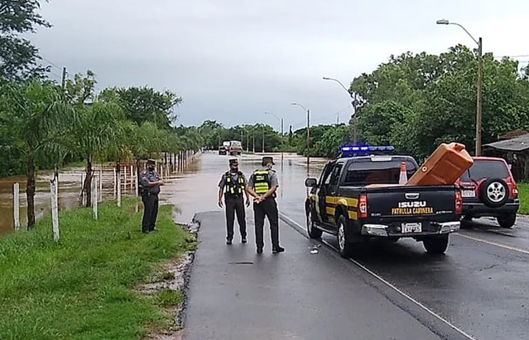 El desborde del arroyo Yaguarón obligó a los automovilistas desviar la Ruta PY01.