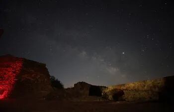 Cae la noche y las estrellas cubren el castillo de Noudar. A un lado, Casiopea, más allá la Osa Mayor.